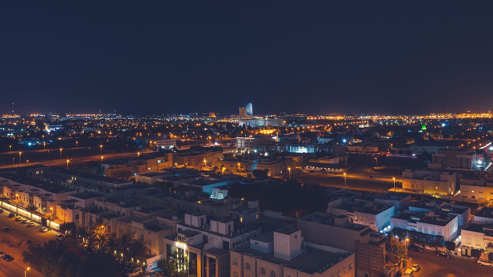 Cama King con vistas al horizonte en planta alta del hotel Ibis Jeddah City Center. Foto 5