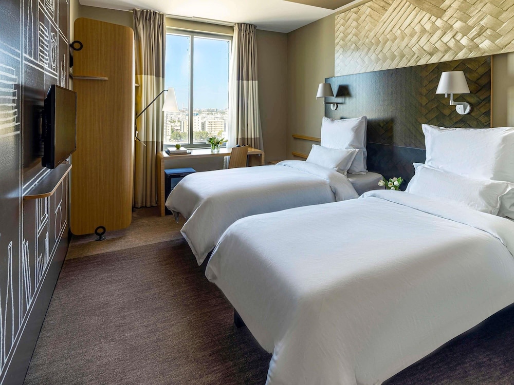 Camas gemelas con vistas al horizonte en planta alta del hotel Ibis Jeddah City Center. Foto 1
