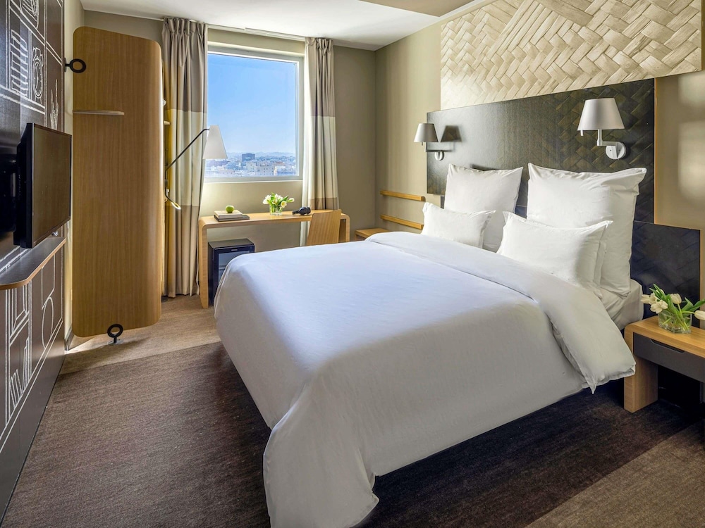 Cama King con vistas al horizonte en planta alta del hotel Ibis Jeddah City Center. Foto 7