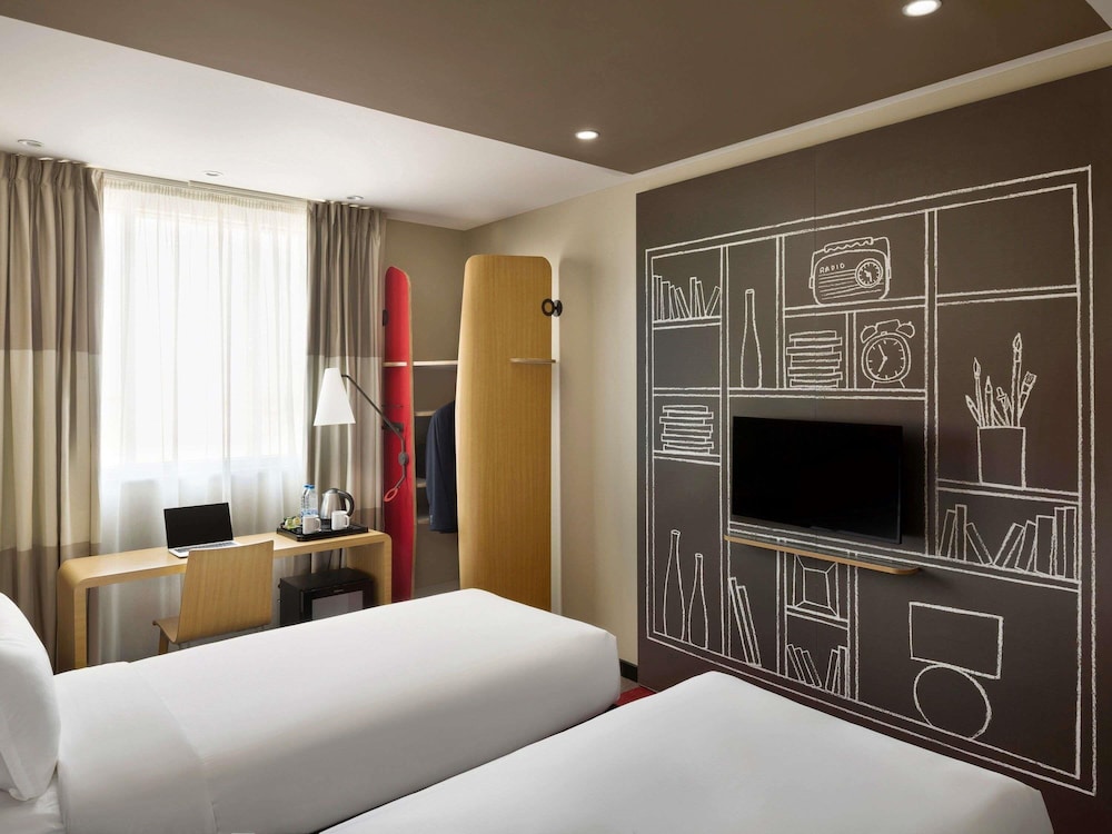 Camas gemelas con vistas al horizonte en planta alta del hotel Ibis Jeddah City Center. Foto 9