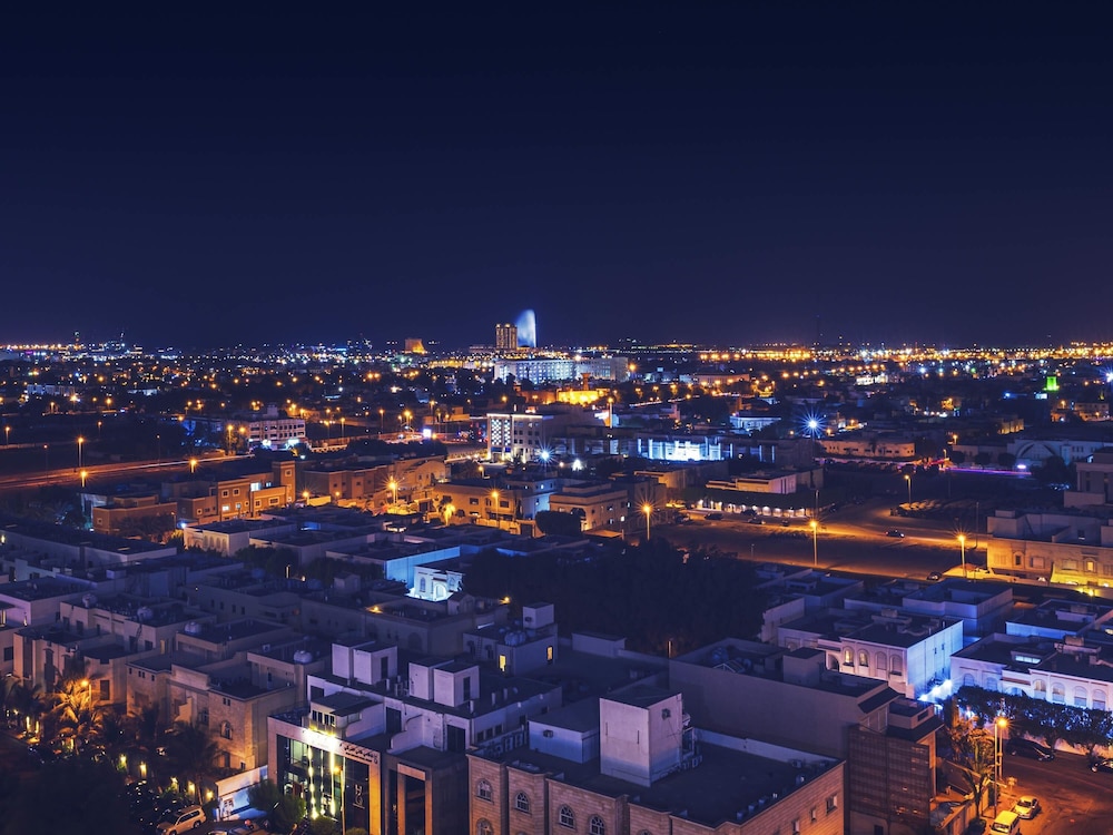 Camas gemelas con vistas al horizonte en planta alta del hotel Ibis Jeddah City Center. Foto 10