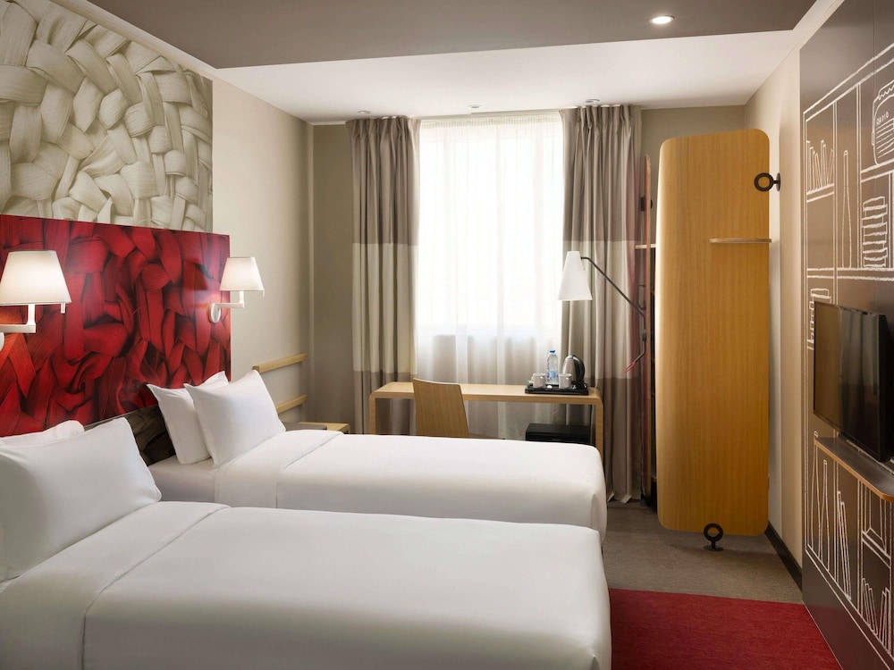 Camas gemelas con vistas al horizonte en planta alta del hotel Ibis Jeddah City Center. Foto 3