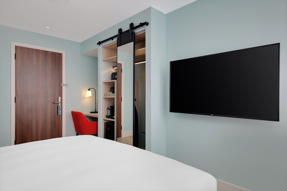 Habitación Premium, 1 cama de matrimonio grande, balcón del hotel Hyatt Place London City East. Foto 7