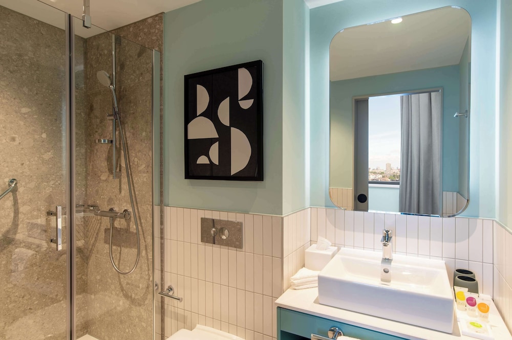 Habitación Premium, 1 cama de matrimonio grande, balcón del hotel Hyatt Place London City East. Foto 9