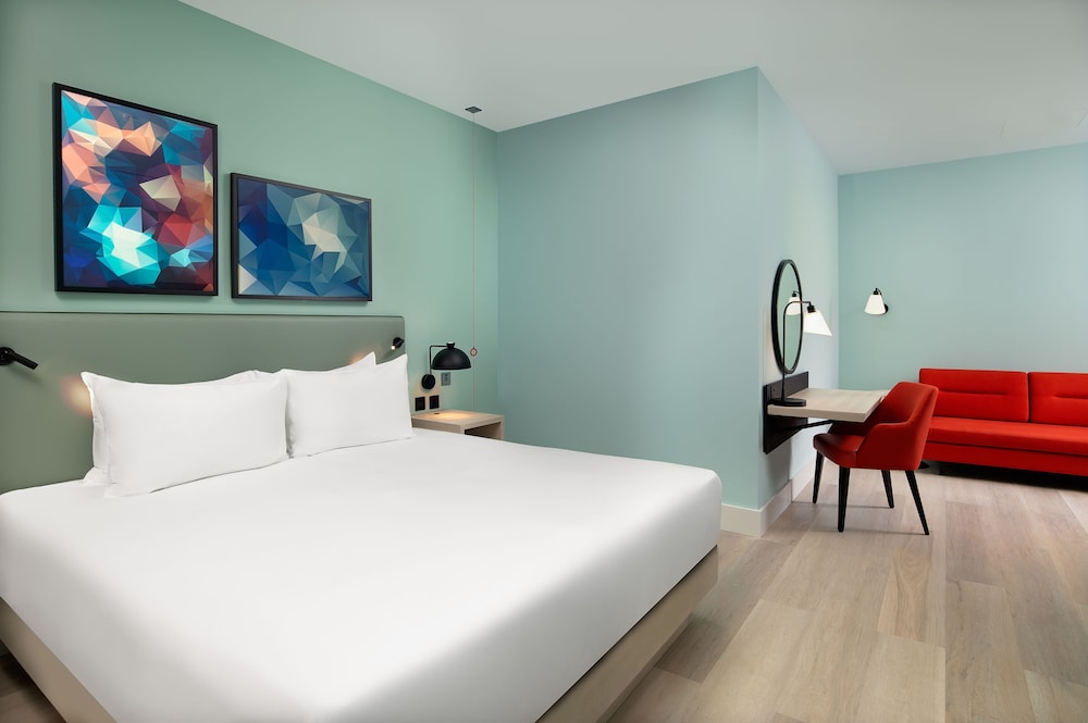 Habitación, 1 cama de matrimonio grande con sofá cama del hotel Hyatt Place London City East. Foto 1