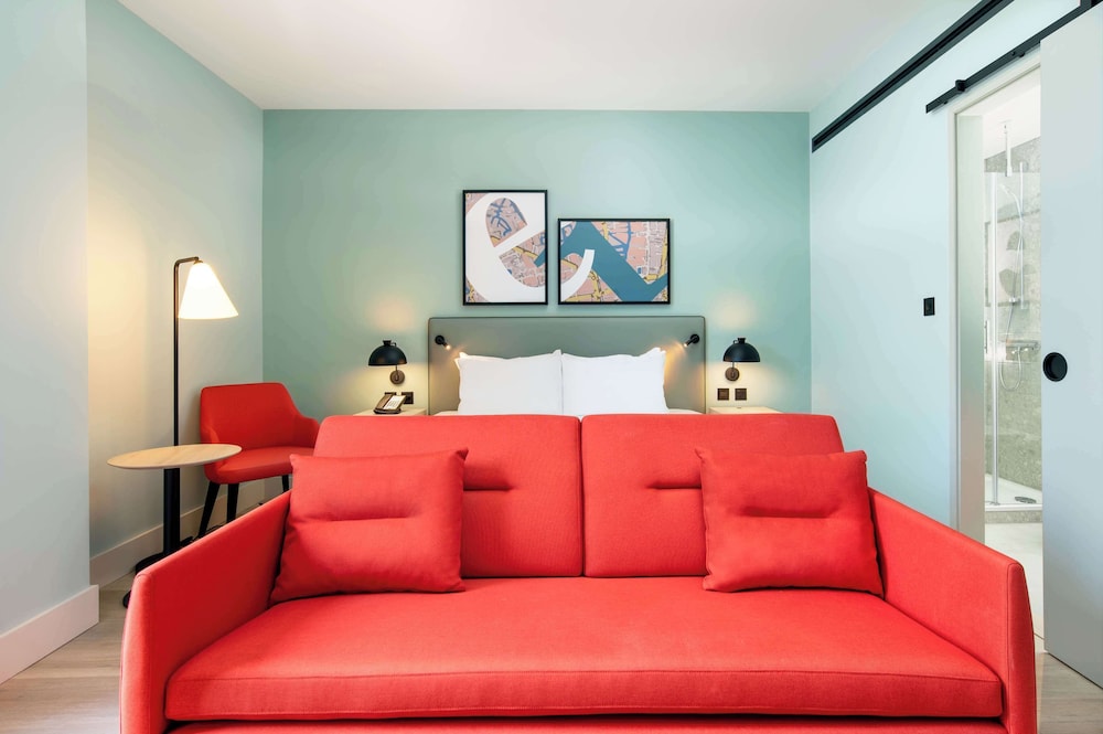 Habitación, 1 cama de matrimonio grande con sofá cama del hotel Hyatt Place London City East. Foto 3