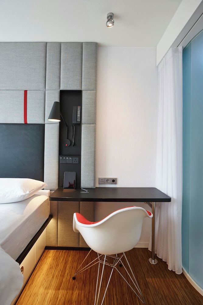 Habitación, 1 cama de matrimonio grande del hotel citizenM London Victoria Station. Foto 6