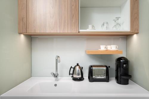 Habitación con cama extragrande. del hotel The Lincoln Suites. Foto 1