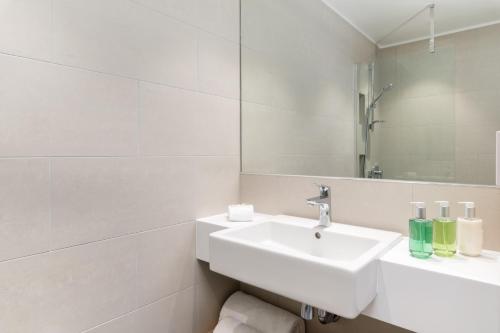 Habitación con cama extragrande. del hotel The Lincoln Suites. Foto 2