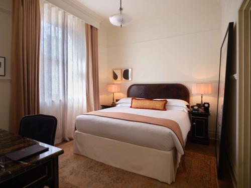 Suite con salón del hotel NoMad London. Foto 1