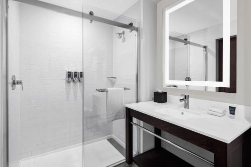 Habitación Doble Tradicional - 2 camas dobles del hotel Four Points by Sheraton Flushing. Foto 4