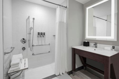 Habitación Doble Tradicional - 2 camas dobles del hotel Four Points by Sheraton Flushing. Foto 3