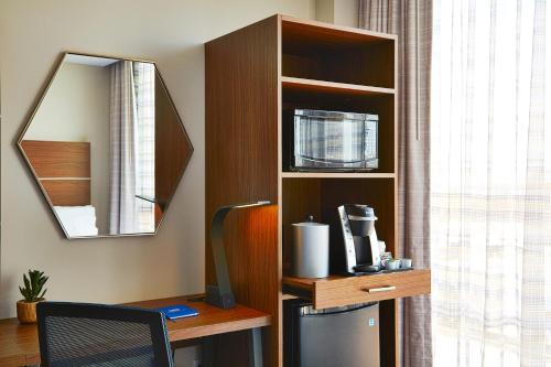 Habitación Doble con ducha a ras de suelo - adaptada para personas con discapacidad auditiva - 2 camas dobles del hotel Holiday Inn Express Nyc Brooklyn - Sunset Park, An Ihg. Foto 7