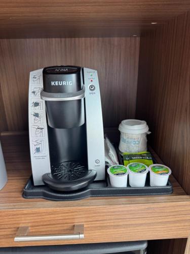 Habitación Doble con ducha a ras de suelo - adaptada para personas con discapacidad auditiva - 2 camas dobles del hotel Holiday Inn Express Nyc Brooklyn - Sunset Park, An Ihg