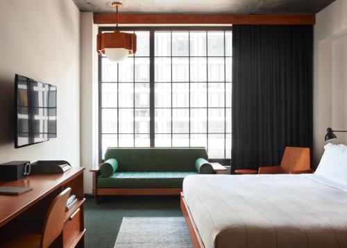 Habitación mediana con vistas al perfil urbano del hotel Ace Brooklyn