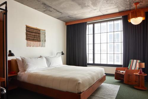 Habitación mediana con vistas al perfil urbano del hotel Ace Brooklyn. Foto 1