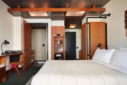 Habitación mediana con vistas al perfil urbano del hotel Ace Brooklyn. Foto 2