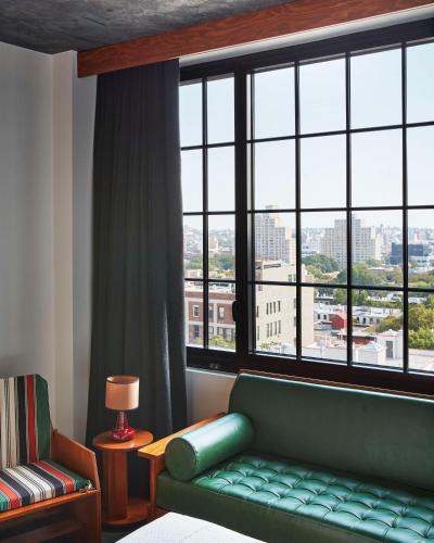 Habitación mediana con vistas al perfil urbano del hotel Ace Brooklyn. Foto 7