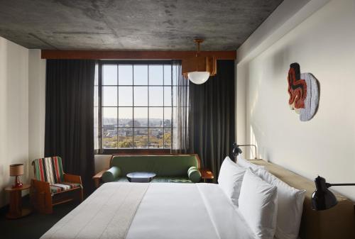 Habitación mediana con vistas al perfil urbano del hotel Ace Brooklyn. Foto 8