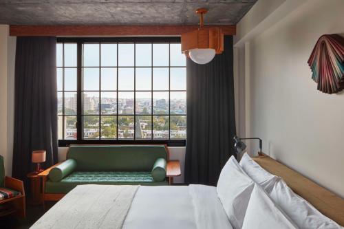Habitación mediana con vistas al perfil urbano del hotel Ace Brooklyn. Foto 9