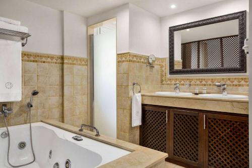 Apartamento Superior de 1 dormitorio con bañera de hidromasaje y vistas al mar del hotel Wyndham Residences Costa Adeje