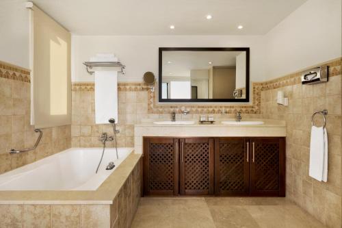 Apartamento Superior de 1 dormitorio con bañera de hidromasaje y vistas al mar del hotel Wyndham Residences Costa Adeje. Foto 3