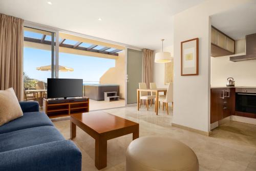 Apartamento Superior de 1 dormitorio con bañera de hidromasaje y vistas al mar del hotel Wyndham Residences Costa Adeje. Foto 4