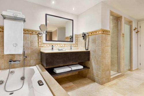 Apartamento Luxury de 2 dormitorios con bañera de hidromasaje y vistas al mar del hotel Wyndham Residences Costa Adeje