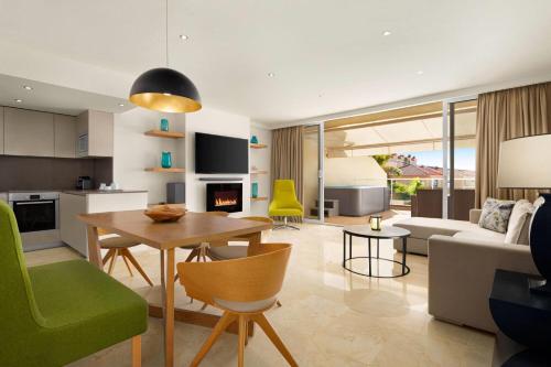 Apartamento Luxury de 2 dormitorios con bañera de hidromasaje y vistas al mar del hotel Wyndham Residences Costa Adeje. Foto 1