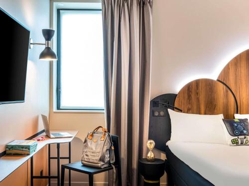 Habitación Doble Estándar con sofá del hotel ibis Styles Paris Meteor Avenue d'Italie. Foto 3