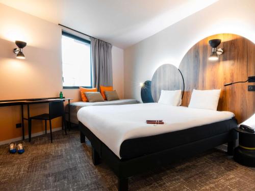 Habitación Doble Estándar con sofá del hotel ibis Styles Paris Meteor Avenue d'Italie. Foto 4