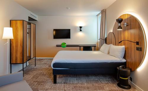 Habitación Doble Estándar con sofá del hotel ibis Styles Paris Meteor Avenue d'Italie. Foto 6