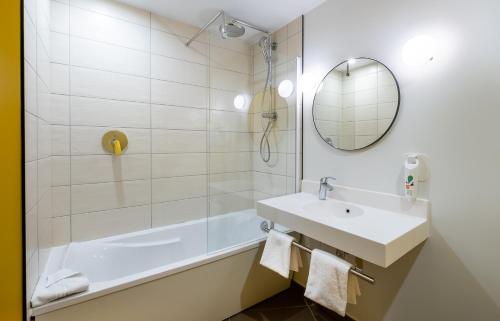 Habitación Doble Estándar con sofá del hotel ibis Styles Paris Meteor Avenue d'Italie. Foto 10