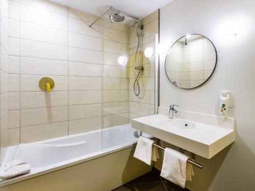 Habitación Estándar con 1 cama doble y 2 camas individuales del hotel ibis Styles Paris Meteor Avenue d'Italie. Foto 2