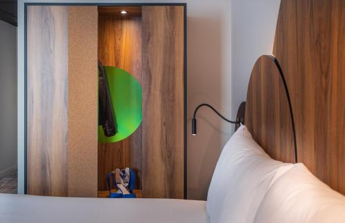 Habitación Estándar con 1 cama doble y 2 camas individuales del hotel ibis Styles Paris Meteor Avenue d'Italie. Foto 5