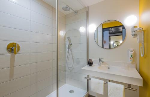 Habitación Estándar con 1 cama doble y 2 camas individuales del hotel ibis Styles Paris Meteor Avenue d'Italie. Foto 6
