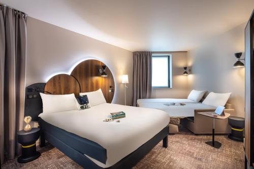 Habitación Estándar con 1 cama doble y 2 camas individuales del hotel ibis Styles Paris Meteor Avenue d'Italie. Foto 7