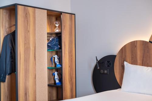 Habitación Estándar con 1 cama doble y 2 camas individuales del hotel ibis Styles Paris Meteor Avenue d'Italie. Foto 8
