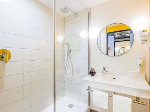 Apartamento con 1 cama doble y 2 camas individuales del hotel ibis Styles Paris Meteor Avenue d'Italie