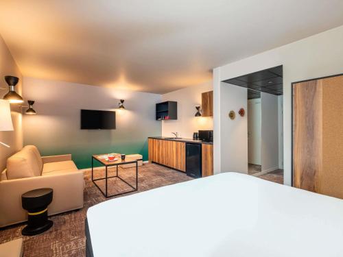 Apartamento con 1 cama doble y 2 camas individuales del hotel ibis Styles Paris Meteor Avenue d'Italie. Foto 1