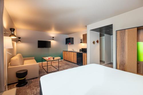 Apartamento con 1 cama doble y 2 camas individuales del hotel ibis Styles Paris Meteor Avenue d'Italie. Foto 4