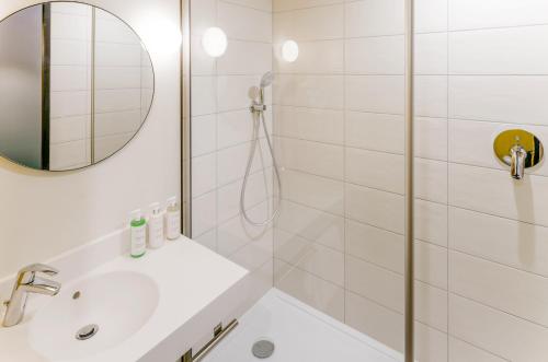 Apartamento con 1 cama doble y 2 camas individuales del hotel ibis Styles Paris Meteor Avenue d'Italie. Foto 8
