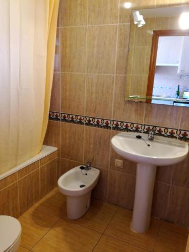 Apartamento con vistas a la piscina del hotel Parque Carolina. Foto 4