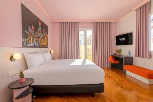 Habitación Doble Deluxe con Balcón del hotel Ikonik Gran Vía. Foto 1