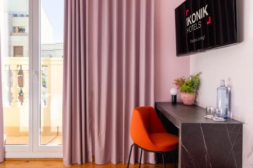 Habitación Doble Deluxe con Balcón del hotel Ikonik Gran Vía. Foto 6