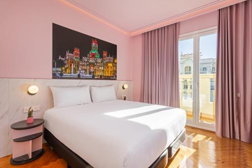 Habitación Doble Deluxe con Balcón del hotel Ikonik Gran Vía. Foto 7