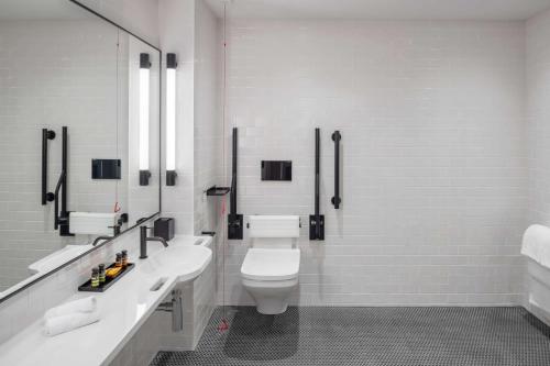 Habitación con cama extragrande - Adaptada para personas de movilidad reducida del hotel Canopy By Hilton London City. Foto 3