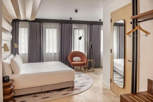 Habitación con cama extragrande - Adaptada para personas de movilidad reducida del hotel Canopy By Hilton London City. Foto 4