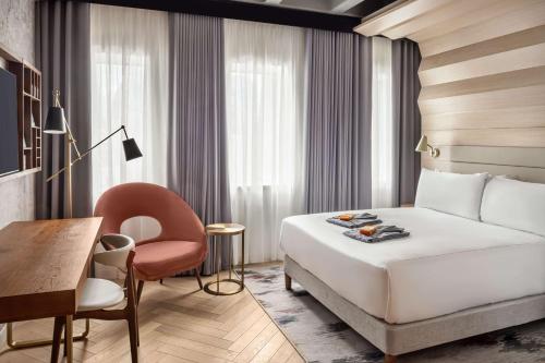 Habitación con cama grande del hotel Canopy By Hilton London City. Foto 4