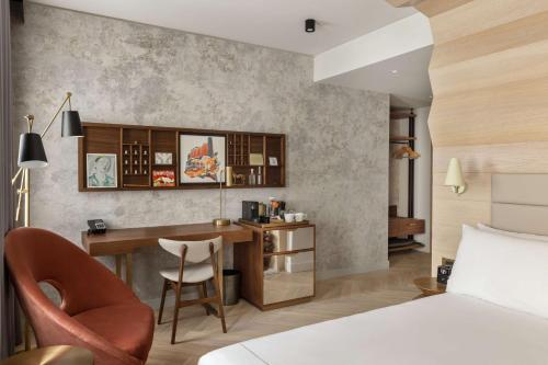 Habitación con cama grande adaptada para personas de movilidad reducida del hotel Canopy By Hilton London City